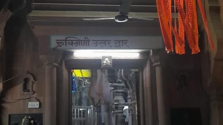 Gudi padwa: डोळ्याची पारणे फेडणार दृश्य! विठूरायाला फुलांची आरास, असं सजले विठ्ठल मंदिर Mumbai Tak