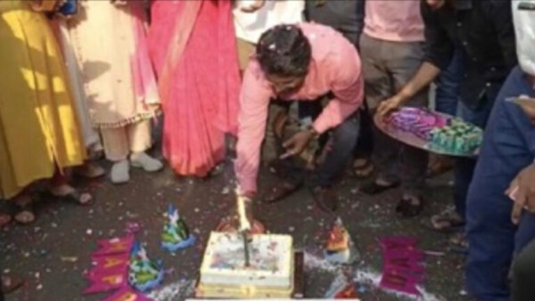 मुंबईत ढोल-ताशा वाजवून खड्ड्यांचा वाढदिवस साजरा केला, केकही कापला Mumbai Tak