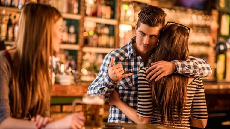 मैत्रिणीच्या नवऱ्याचं ‘गुपित’ समजलं, अन् तरुणीने पाहा काय केलं… such a secret came to know about friends husband extramarital affair relationship advice