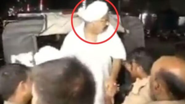 A video of Atiq Ahmed is going viral. The video shows Atiq Ahmed getting out of a police jeep at the gate of Colvin Hospital and pausing for a moment before the murder.