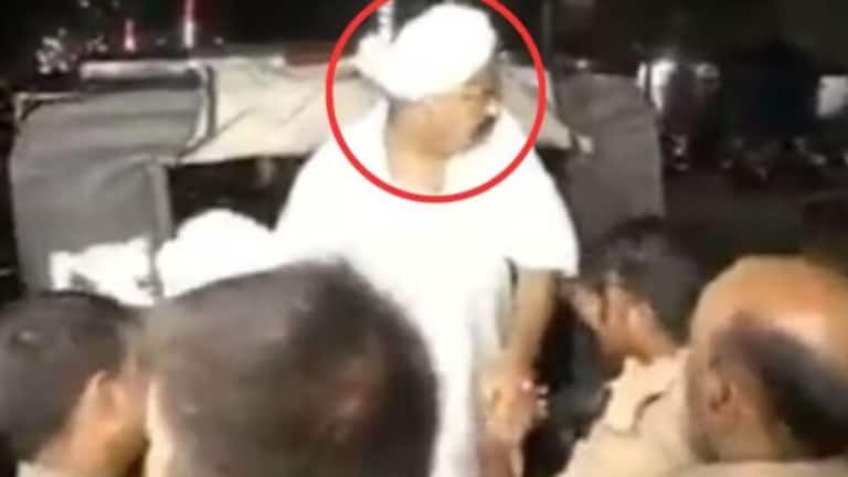 हत्येच्या काही सेंकद आधी अतिक अहमदने कोणाला केला होता इशारा? Video व्हायरल A video of Atiq Ahmed is going viral. The video shows Atiq Ahmed getting out of a police jeep at the gate of Colvin Hospital and pausing for a moment before the murder.