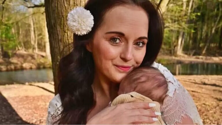 बेबी बंप नाही, पीरियड्स होते सुरू…महिलेची अचानक बाथरूममध्येच झाली डिलिव्हरी! Woman gave birth to child in Bathroom