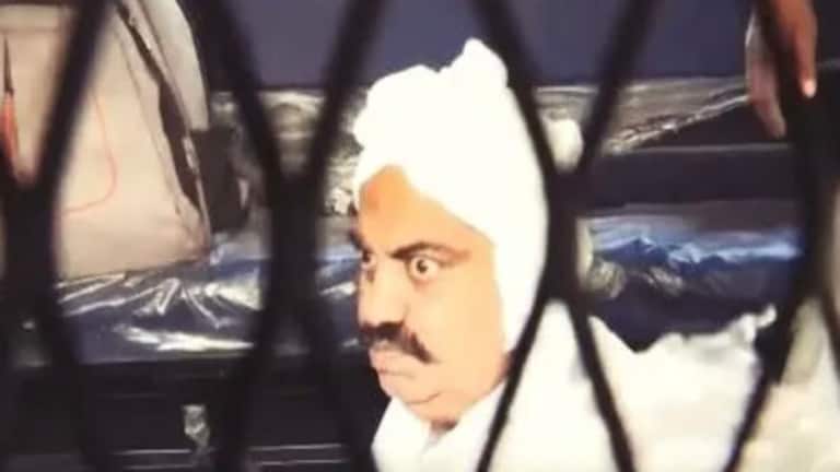 ‘माझं कुटुंब उद्ध्वस्त झालं’, कुख्यात माफिया अतिक अहमद असं का म्हणाला? 28 मार्च रोजी तेथील न्यायालयाने अतिक अहमद आणि इतर दोघांना 2006 च्या उमेश पाल अपहरण प्रकरणात जन्मठेपेची शिक्षा सुनावली.