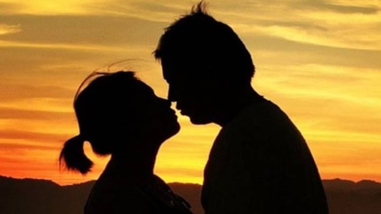 Instagram वर मैत्री, 5 वर्ष शारीरिक संबंध अन् अचानक पाठवले मोबाइलवर ‘ते’ Video… mumbaitak