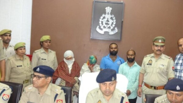 Crime : अंगावर काटा आणणारं हत्याकांड; आई अन् भाऊ-बहिणीने मिळून काढला काटा A sensational incident of a mother killing her daughter has taken place in Mathura, Uttar Pradesh.
