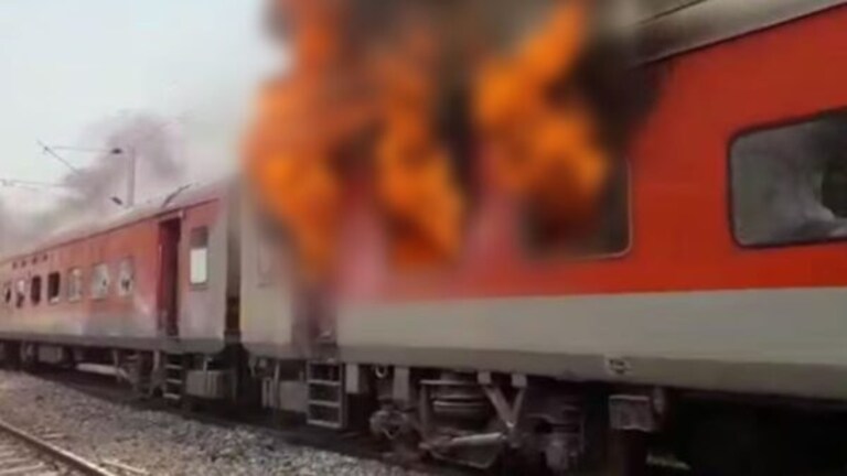 केरळमध्ये रेल्वेत आग लावून झाला होता फरार; महाराष्ट्र पोलिसांनी ‘अशा’ आवळल्या मुसक्या Kerala's Kozhikode train fire case