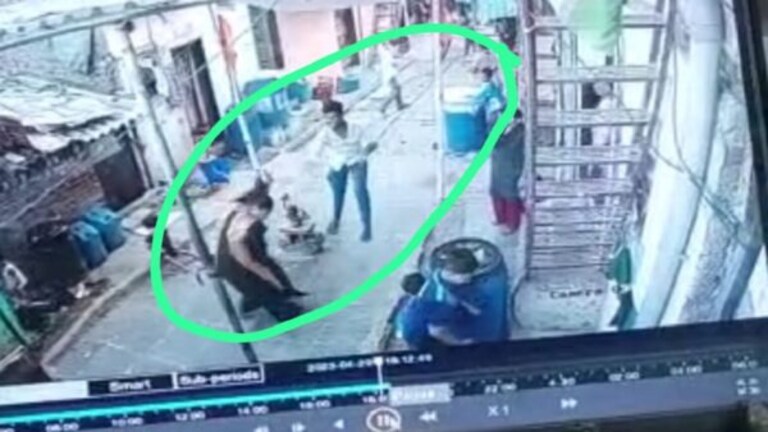 मुंबई हादरली! दिवसाढवळ्या गोळ्या झाडून महिलेची हत्या women shot dead in mankhurd