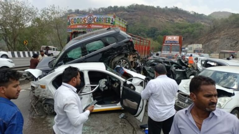 Mumbai Pune Expressway : मुंबई-पुणे एक्स्प्रेस वेवर  11 वाहनांचा भीषण अपघात; अनेक जण जखमी Mumbai Tak
