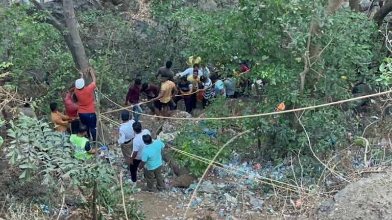 भल्या पहाटे काळाचा घाला.. पुणे-मुंबई जुन्या महामार्गावर बस दरीत कोसळली, 13 जणांचा मृत्यू Pune uncontrolled bus fell into 500 feet deep gorge 13 killed