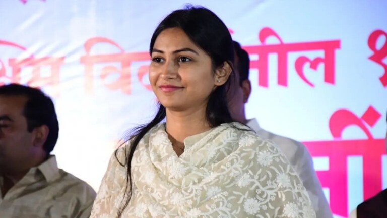 ‘सावरकर म्हणायचे की बलात्कार हे एक…’, ‘या’ बड्या नेत्याच्या मुलीचं खळबळजनक वक्तव्य 'Savarkar used to say that rape is a political weapon'. said Shivani Wadettiwar