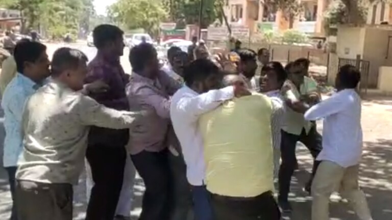 सुप्रसिद्ध संत बाळूमामा देवस्थान ट्रस्टींना कोल्हापुरात भर रस्त्यात चपलेने मारहाण, काय घडलं? well known saint balumama devasthan trustees beaten with shoes in street in kolhapur what is actual issue