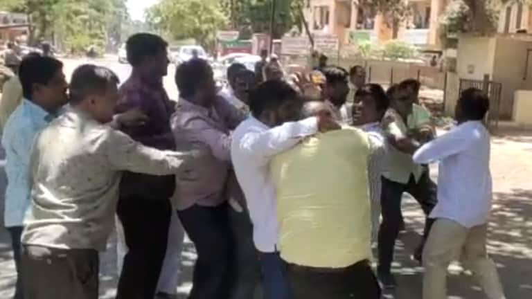 सुप्रसिद्ध संत बाळूमामा देवस्थान ट्रस्टींना कोल्हापुरात भर रस्त्यात चपलेने मारहाण, काय घडलं? well known saint balumama devasthan trustees beaten with shoes in street in kolhapur what is actual issue