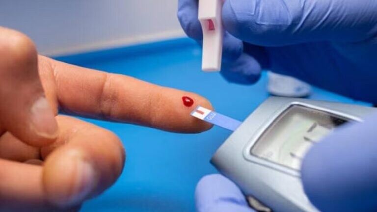 शरीरातील मधुमेहाचे प्रमाण वाढले? ‘या’ 4 सवयी ठरू शकतात घातक… Diabetes