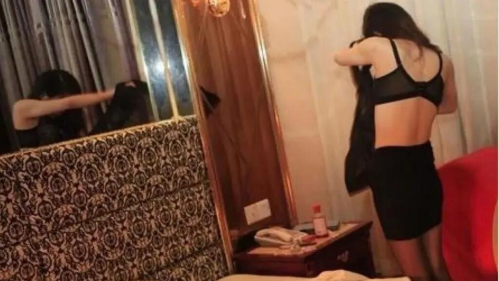 husband put the cctv camera in the wifes bedroom What does husband see in cctv from bedroom to bathroom wife complains to police against husband