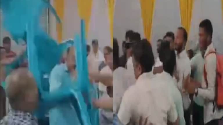 Video : अंगावर धावले..,खुर्च्यांची फेकाफेक…, ग्रामसभेत दोन गटात तुफान राडा Two groups stormed in the gram sabha sarnobatwadi kolhapur
