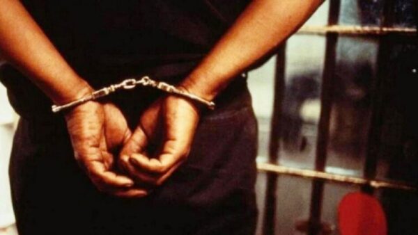 delhi crime police arrested accused of cheating air hostes for money