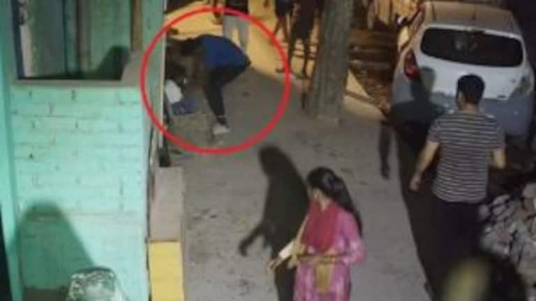 Delhi Crime: सपासप.. चाकूचे 40 वार नंतर दगडाने केला गर्लफ्रेंडचा चेंदामेंदा delhi crime 16 year old girl stabbed wound and stoned to death delhi women commision