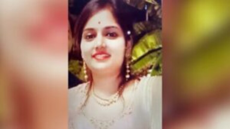 WhatsApp डिपी अन् कानातल्या, 50 लाखाच्या चोरीचा असा झाला उलगडा whatsapp dp revealed the secret fo theft of 50 lakh in doctor house in bhopal madhya pradesh