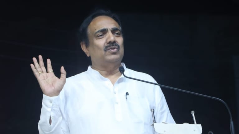 ब्रेकिंग न्यूज: शरद पवारांचा राजीनामा; बैठकीआधीच जयंत पाटलांचं मोठं विधान sharad pawar is still firm on the decision of his resignation said jayant patil