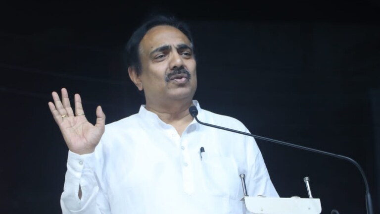 ब्रेकिंग न्यूज: शरद पवारांचा राजीनामा; बैठकीआधीच जयंत पाटलांचं मोठं विधान sharad pawar is still firm on the decision of his resignation said jayant patil