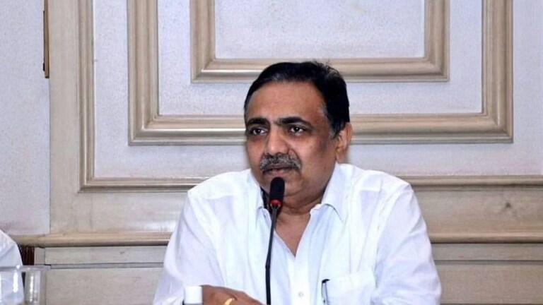 राष्ट्रवादीच्या बैठकीचं आमंत्रण नव्हतं? जयंत पाटलांनी चर्चाच थांबवली supreme court verdict jayant patil criticize shinde fadnavis government