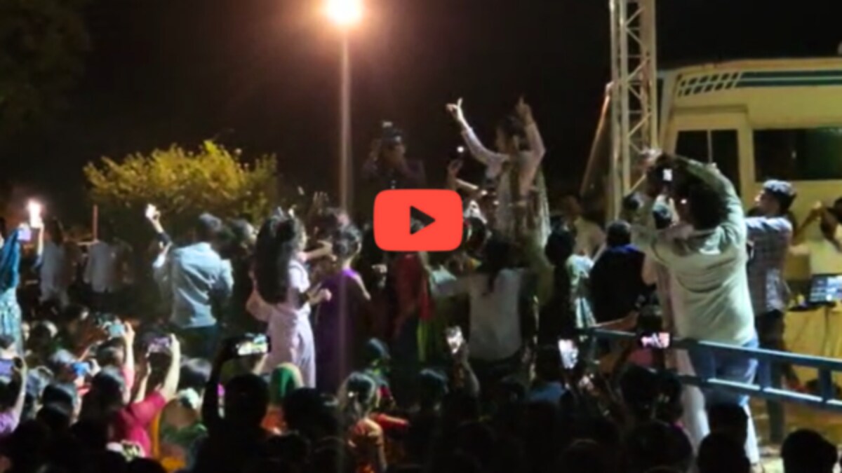 ना गोंधळ, ना… गौतमी पाटीलने गावातील महिलांसोबत धरला ठेका, पाहा VIDEO Famous dancer Gautami patil dance with village women and girls, video goes viral