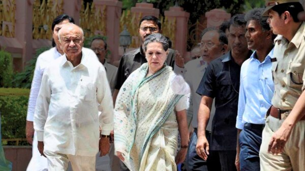 Sushilkumar Shinde : कर्नाटकचा मुख्यमंत्री महाराष्ट्रातील नेता ठरवणार! karnataka assembly election result : who will be the Chief Minister in Karnataka? Congress appointed SushilKumar Shinde as an observer.