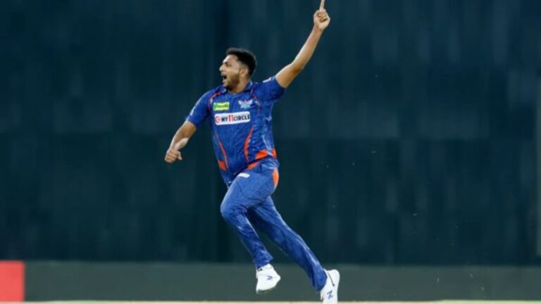 Mohsin Khan : वडील आयसीयूमध्ये अन् त्याने गाजवलं मैदान; मोहसीन का झाला भावूक? Lucknow Super Giants vs Mumbai Indians LSG fast bowler Mohsin Khan became emotional with the memory of his father.