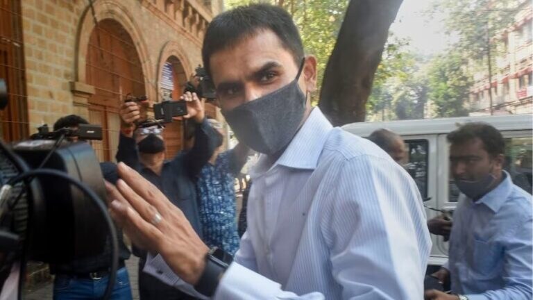 Aryan khan case : महागडी घड्याळं, परदेशी वाऱ्या; समीर वानखेडेंविरोधात काय सापडलं? cordelia cruise drugs case : Sameer Wankhede and others have been booked for extorting Rs 25 crore from Shah Rukh Khan in the Aryan Khan case.