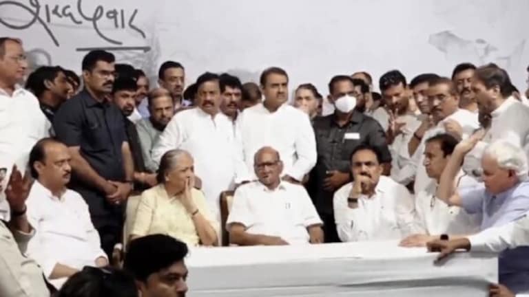 ‘भाकरी फिरवणार होते,पण तवाच फिरवला’, नेमकं कोणी केलं ट्विट? Sharad Pawar Retirement Announcement Sanjay raut Tweet