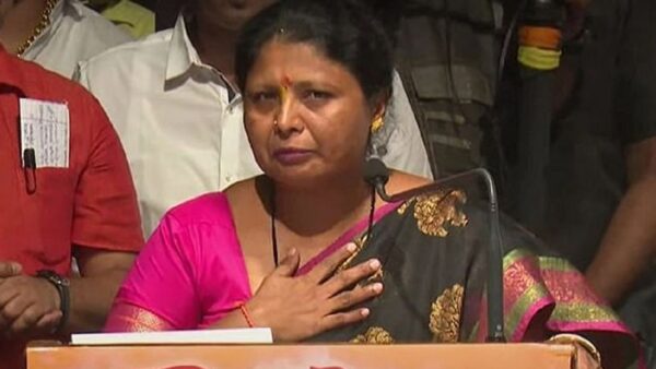 सुषमा अंधारेंचा ‘लाव रे तो व्हिडिओ’, थेट पंतप्रधान मोंदींवर चढवला हल्ला What will Sushma Andhare answer after the serious allegations made by a Shiv Sainik in Beed