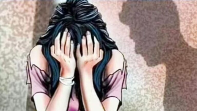 अश्लील व्हिडिओ बनवला अन् दागिनेही लुटले, शिक्षिकेच्या आत्महत्येने खळबळ teacher rape blackmail cash gold jewellary suicide bhind madhya pradesh