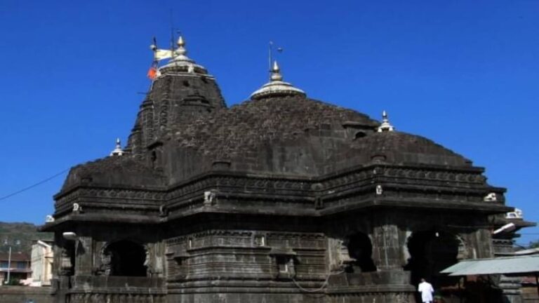 in maharashtra try to force entry into trimbakeshwar temple direct sit probe ordered by devendra fadnavis
