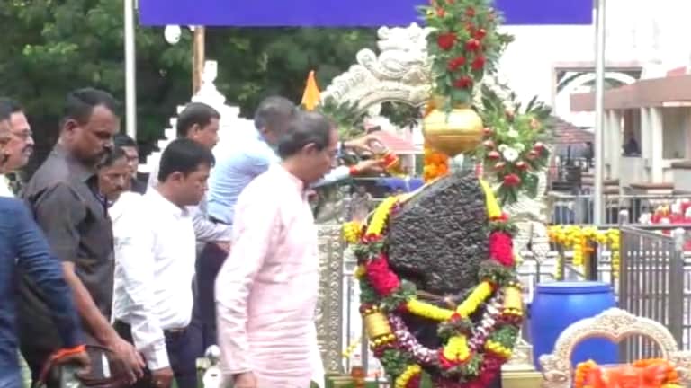 सत्तासंघर्ष: कोर्ट निकालाच्या दुसऱ्याच दिवशी उद्धव ठाकरे शनीच्या चरणी लीन maharashtra power struggle uddhav thackeray worshiped at the feet of Lord shani on the day after the supreme court verdict