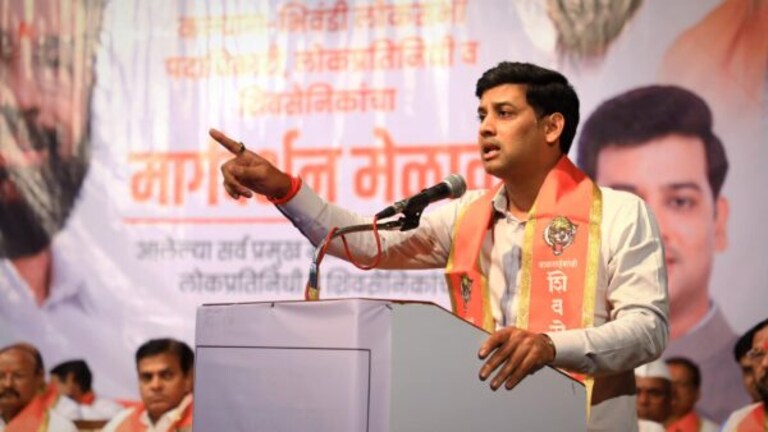 कल्याण मतदारसंघ, खासदार श्रीकांत शिंदे अन् भाजप मंत्र्याची भलतीच गुगली Shiv Sena and BJP were fighting over Srikant Shinde in Kalyan Lok Sabha constituency for the past few days. However, BJP Minister Ravindra Chavan has taken a different stand