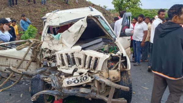 Three died on the spot in a horrific accident between a Scorpio car and a Tempo on their way to a relative's funeral. Three people were seriously injured. This terrible accident took place in Beed
