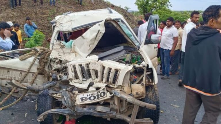 Beed Accident News : अंत्यविधीला निघाले पण तिघांनी गमावला जीव, पुण्यावरून निघालेल्या कारचं झालं तरी काय? Three died on the spot in a horrific accident between a Scorpio car and a Tempo on their way to a relative's funeral. Three people were seriously injured. This terrible accident took place in Beed