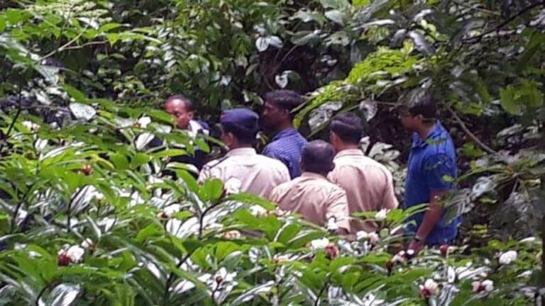 विवाहितेचा जंगलात सापडला मृतदेह! रक्तरंजित लव्हस्टोरी मोबाईलने… women murder : Aarti was constan74ly pressurizing Ashok for marriage, due to which the accused made a plan of murder.