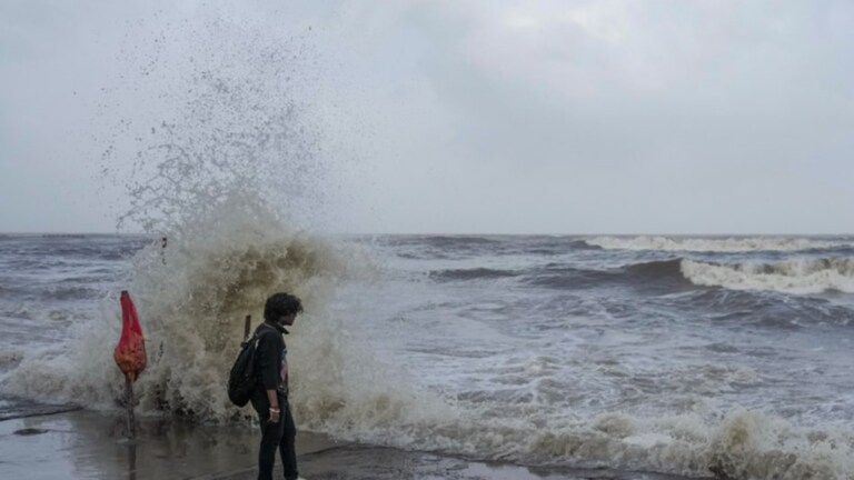 Mumbai Weather: बिपरजॉयमुळे मुंबईचा समुद्र खवळला, ‘या’ भागात मुसळधार पावसाचा इशारा Mumbai Weather: Biparjoy rough seas in Mumbai, warning of heavy rains in many areas