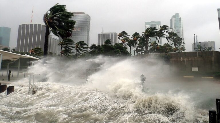 Biperjoy has brought a big crisis, the cyclone has wreaked havoc gujarat mumbai!