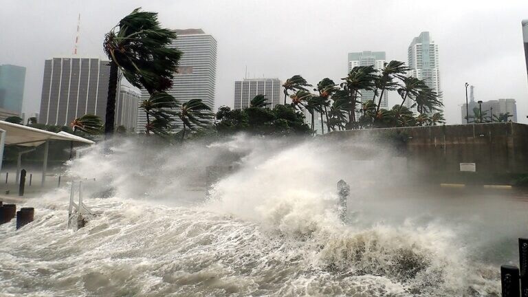 Cyclone: बिपरजॉय घेऊन आलंय मोठं संकट, चक्रीवादळाने केलाय कहर! Biperjoy has brought a big crisis, the cyclone has wreaked havoc gujarat mumbai!