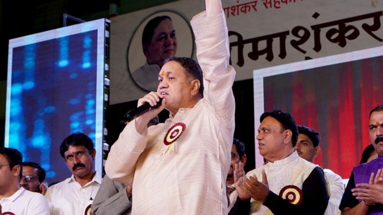 ‘आमच्या छातीवर गोळ्या मारू दे, पण हटणार नाही’, वळसे-पाटील एवढे का संतापले? Former Home Minister Dilip Valse Patil has given this warning to the Shinde-BJP government.