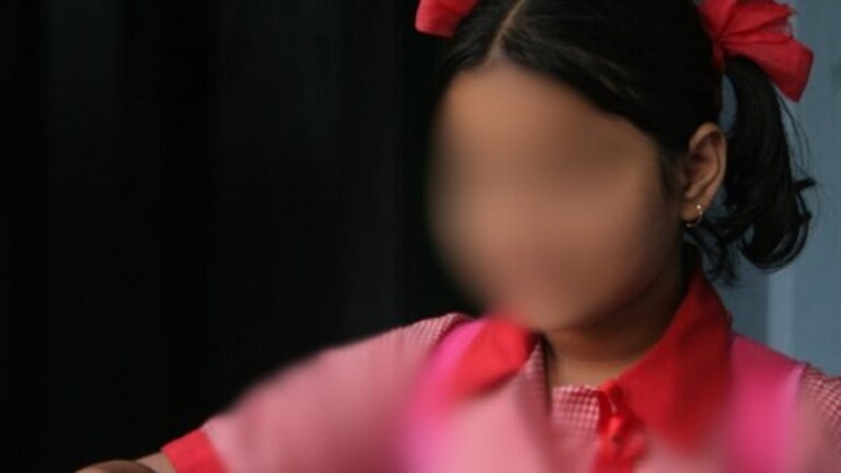 बालहट्टाने चिडला, पोटच्या पोरीला जीव जाईपर्यंत जमिनीवर आपटत राहिला बाप daughter insisted taking toy irritate father killed indore crime story