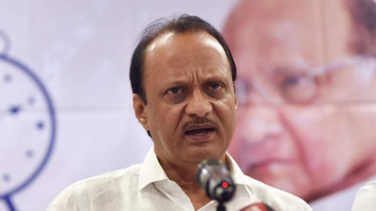 ‘कानाखालीच आवाज काढेन’, अजित पवार राष्ट्रवादीच्या पदाधिकाऱ्यांवर भडकले Maharashtra political news : Ajit Pawars warning to NCP workers while speaking at a meeting in Pune.