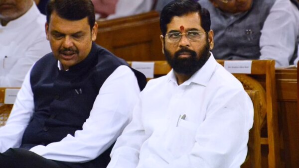 bjp Former MLA Mallikarjun Reddy attacks on independent MLA Ashish Jaiswal in front of devendra fadnavis.