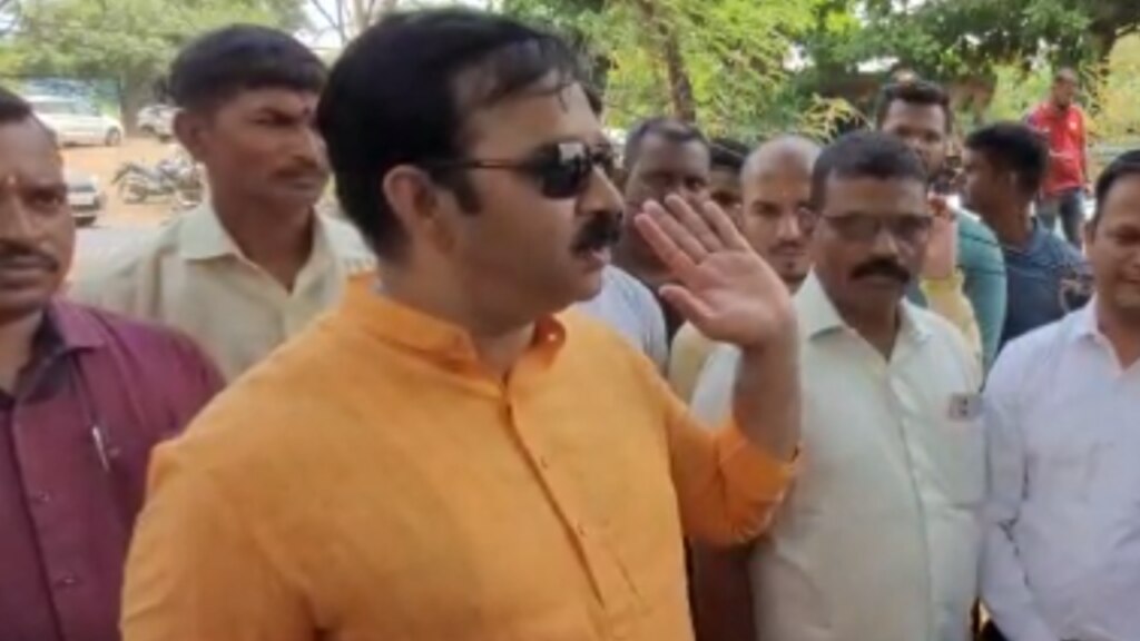 eknath shinde thane district bjp mla ganpat gaikwad farmer midc officer disput self immolation