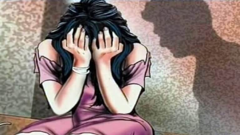 मुंबई पुन्हा हादरली! 20 वर्षीय तरुणीवर धावत्या लोकल ट्रेनमध्ये बलात्कार a 20-year-old girl was raped in mumbai local the accused was arrested after eight hours