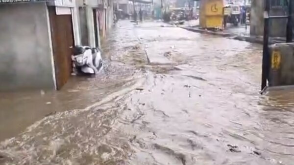 Heavy rain has been lashing Kalyan and Dombivli for the past few hours and many low-lying areas have accumulated water.