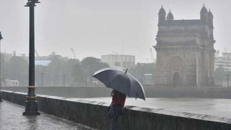 Monsoon: मुंबईकर चिंब भिजले… पावसाच्या जोरदार सरी, कोकणातही मुसळधार पाऊस! monsoon has entered Maharashtra almost 10 days late. Due to which heavy rains are falling in Mumbai and Konkan today. Also, the rains have made a strong presence in the suburbs.