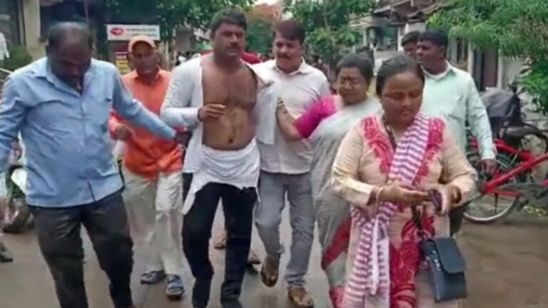 Dhule: ठाकरे गटाच्या महिलांनी बँक मॅनेजरला झोडपलं, कॉलर धरुन… A bank manager who sent obscene messages to women in Dhula was brutally beaten up by Thackeray group women. He was also directly handed over to the police. A case has also been registered against the accused in this case.
